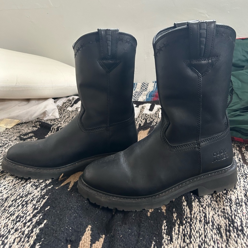 Cody James western boots size 9. Practically brand new, only worn twice.